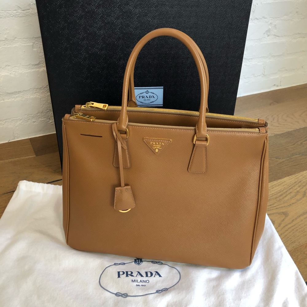❗️SOLD❗️PRADA Saffiano Lux Tote